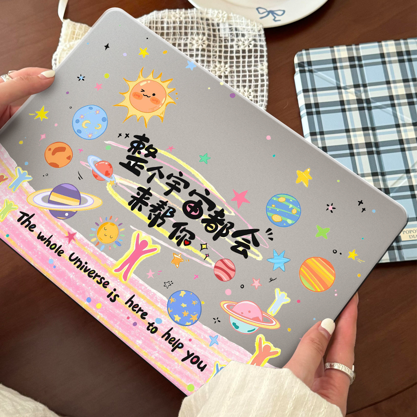 ins卡通文字适用于苹果华为电脑macbook15保护壳mac笔记本电脑2025新款M2pro15寸macbookair13膜M3轻薄冰晶壳