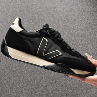 真皮运动板鞋男软底透气休闲布鞋2026春季潮流时尚皮布拼接阿甘鞋