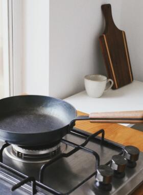 触造 平底铁锅手工锻打熟铁无涂层不粘覆古胡桃木柄煎炒牛排烙饼