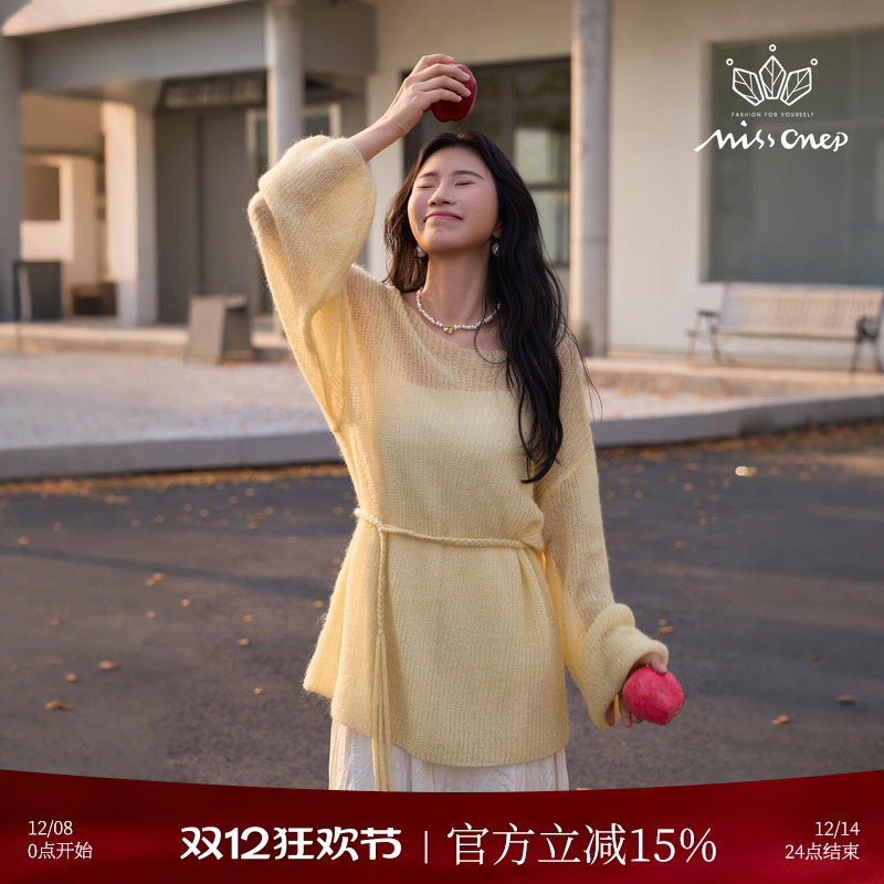 一字领编织腰带毛衣配压褶吊带裙