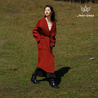 复古感酒红色大翻领配毛球腰绳