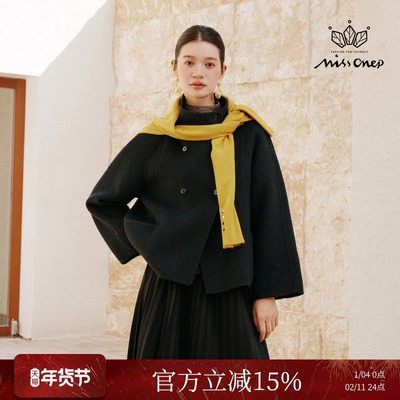 深灰色立领双排扣毛呢短外套