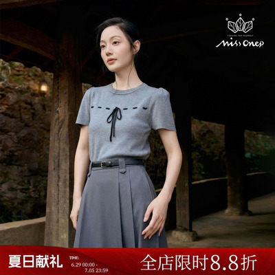 绑带灰色针织上衣配垂坠伞裙两件