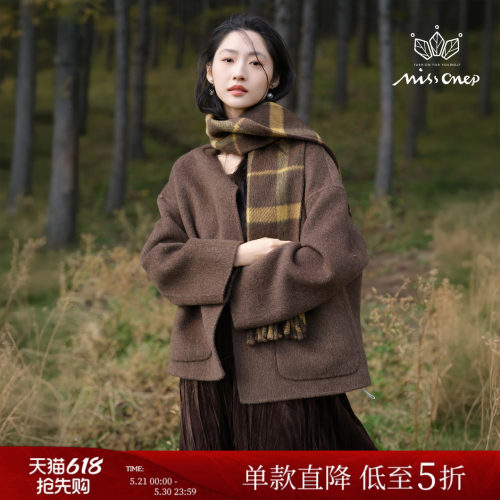 休闲配撞色格纹流苏围巾毛呢外套