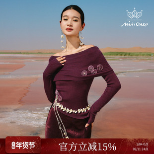 Missonep蝉【兰茵调】浪漫风纯色系一字肩花朵装饰针织上衣女秋季