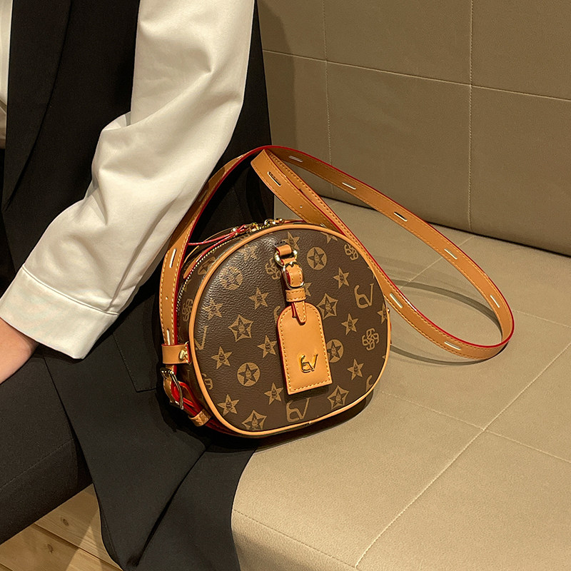 香港真皮复古老花圆饼包女2025新款高级感时尚百搭单肩斜挎包小包