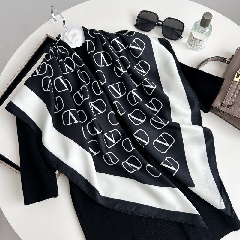 新款字母印花包头巾轻薄透气90*90方巾斜纹绸女士仿真丝丝巾