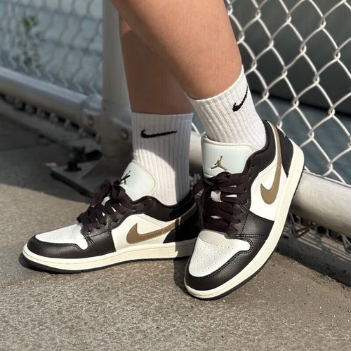 滔搏NIKE耐克女鞋AJ1白棕小摩卡复古板鞋休闲篮球鞋DC0774-200
