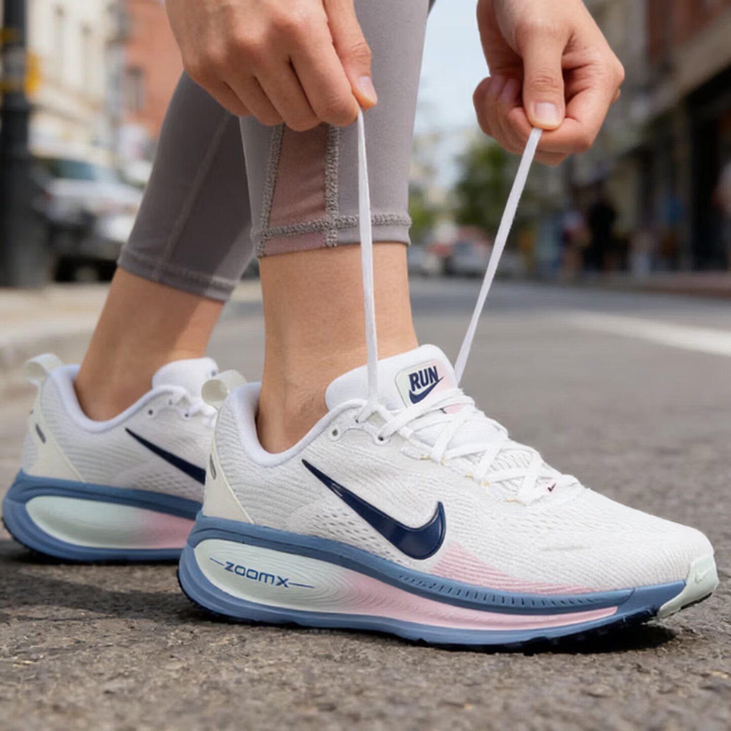 NIKE耐克女子VOMERO 18迈柔运动训练厚底缓震跑步鞋HM6804-115