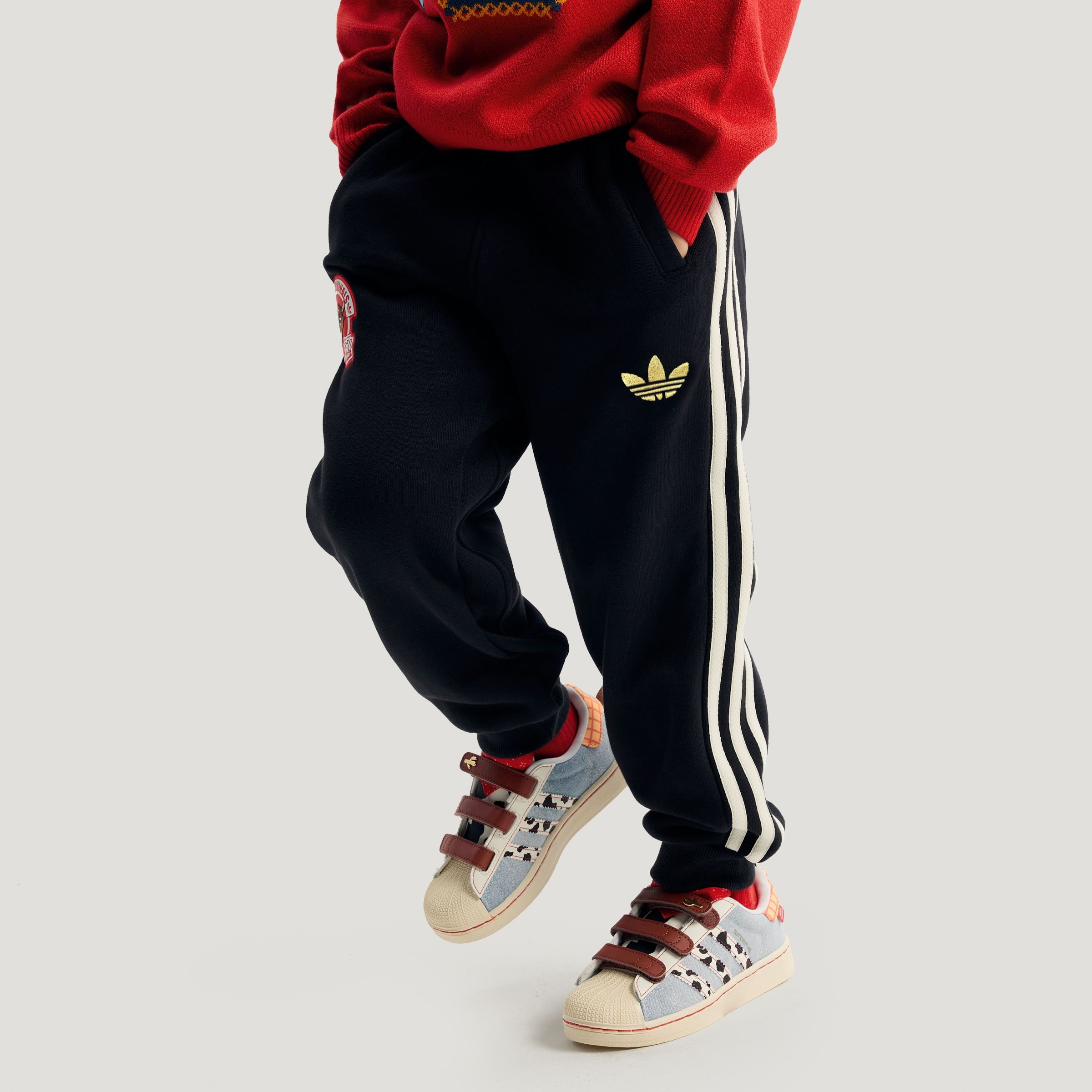 adidas阿迪达斯男小童新年裤子玩具总动员联名运动休闲长裤KS3165