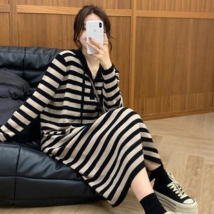 慵懒风复古连帽针q织连衣裙女秋冬时尚 法式 宽松气质休闲条纹毛衣