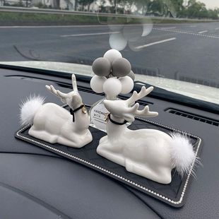 饰用品车上仪表台香 日本创意小鹿汽车摆件女车载香水座香薰车内装