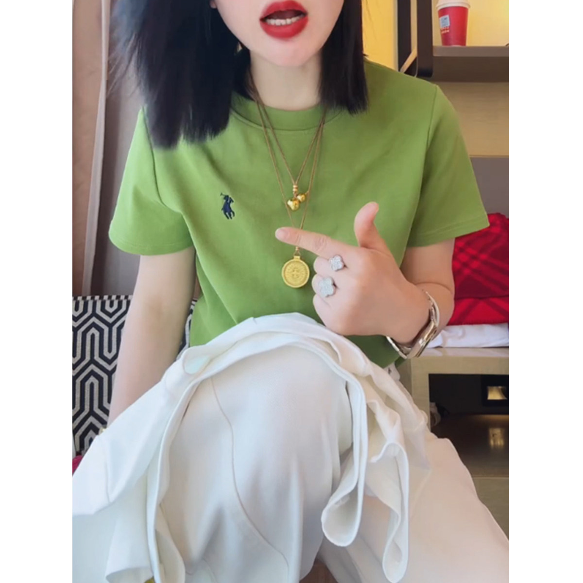 小马刺绣苹果绿色短袖t恤女装夏季2025新款上衣短款修身正肩女士