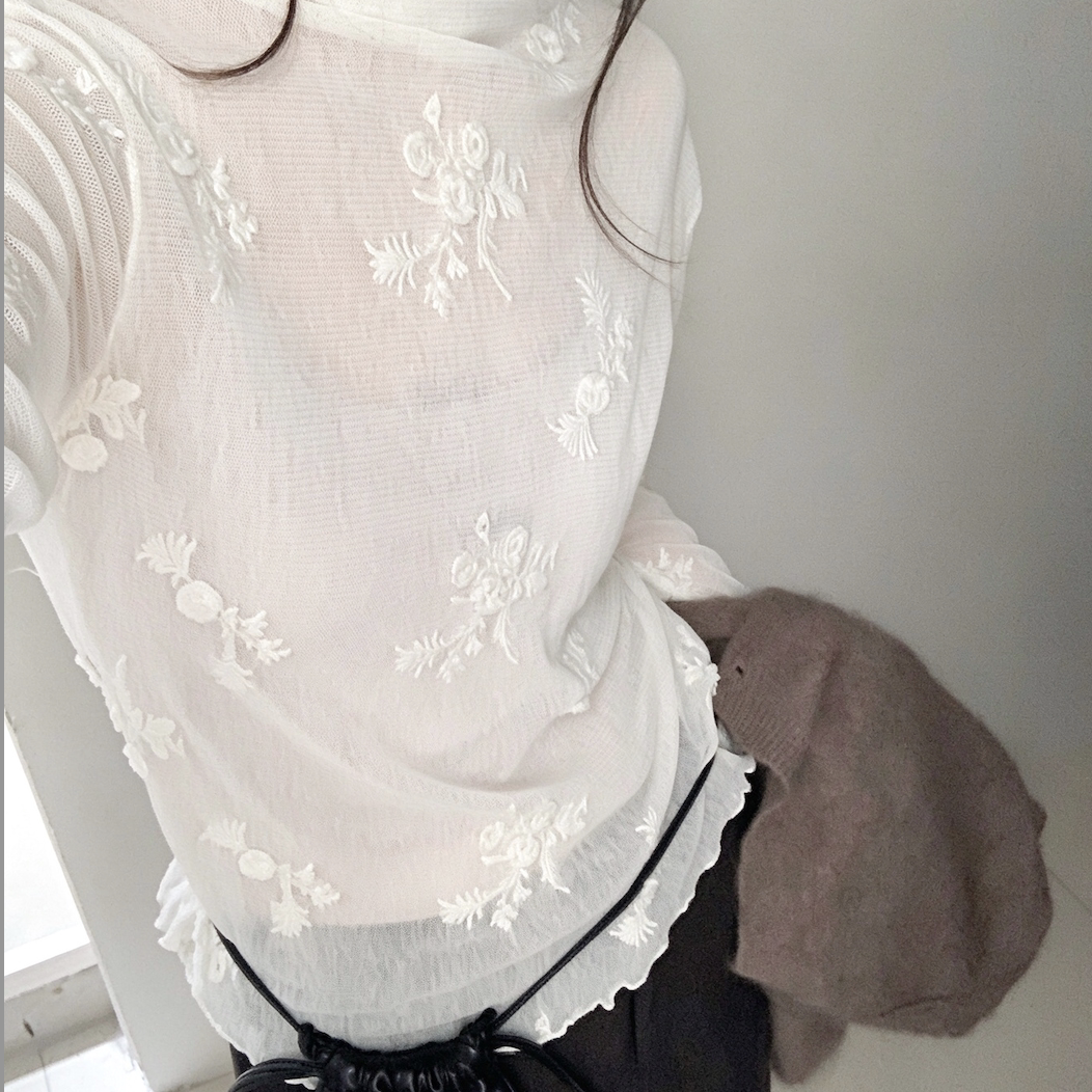 Find Time-体白色花卉刺绣韩系半高领立体刺绣花朵蕾丝打底衫9521