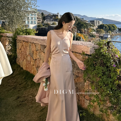 DIGM-春上新法式优雅气质纯色V领褶皱收腰设计背心连衣裙DB17522