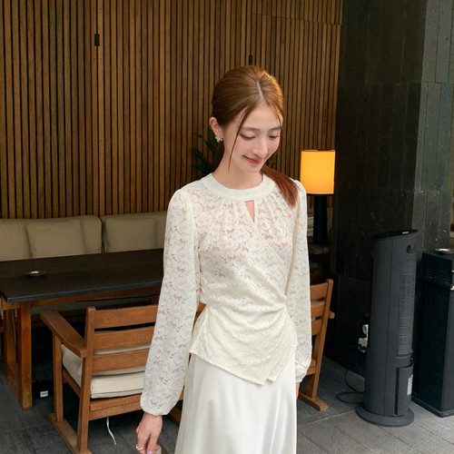 UONE-式浪漫小女人交叉拼接显瘦设计感蕾丝小衫(只卖上衣)277020
