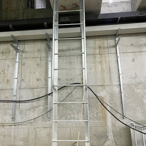 定制镀锌护笼爬梯直梯建筑外墙施工不锈钢爬梯基坑直梯消防爬梯