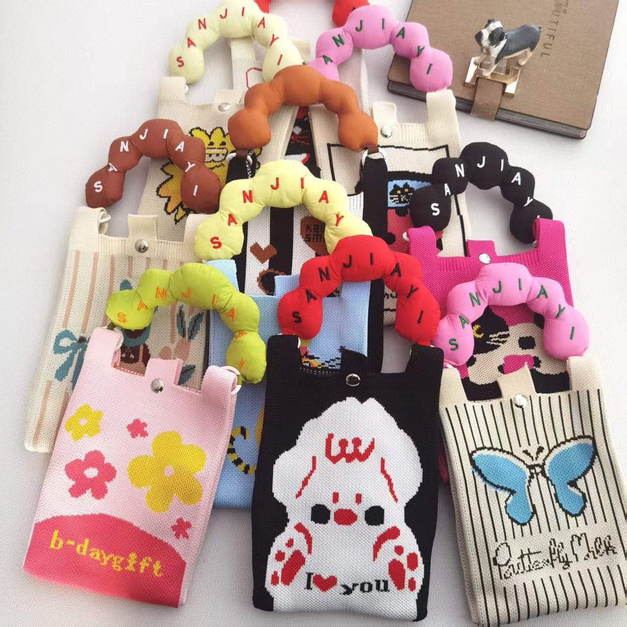 高级感可爱卡通针织包手机包时尚小众百搭多巴胺色斜挎针织手腕包