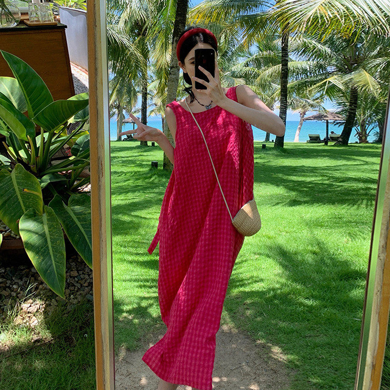 直销三亚海边裙子枚红色显白连衣裙氛围感宽松露背海岛度假穿搭沙