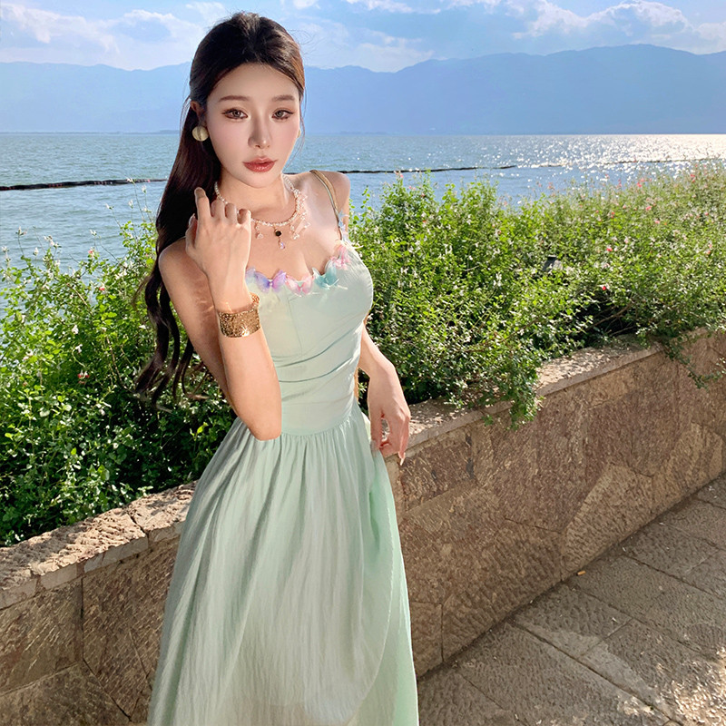 新品海边度假立体蝴蝶露背连衣裙女夏季褶皱收腰薄荷绿沙滩吊带长