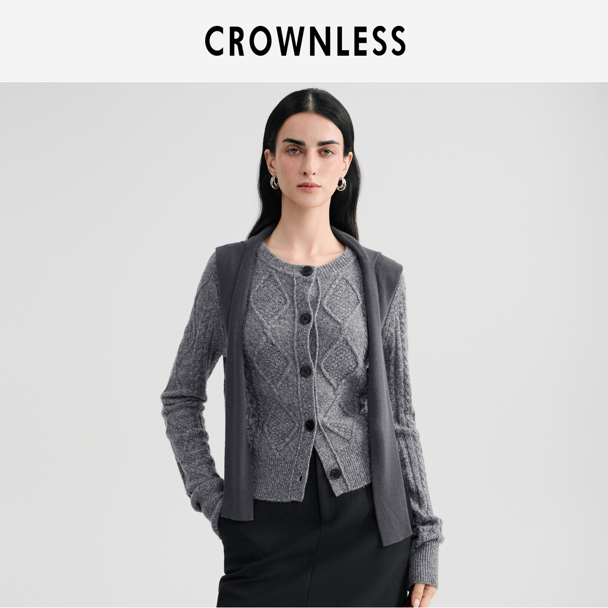 灰色短款修身针织开衫女