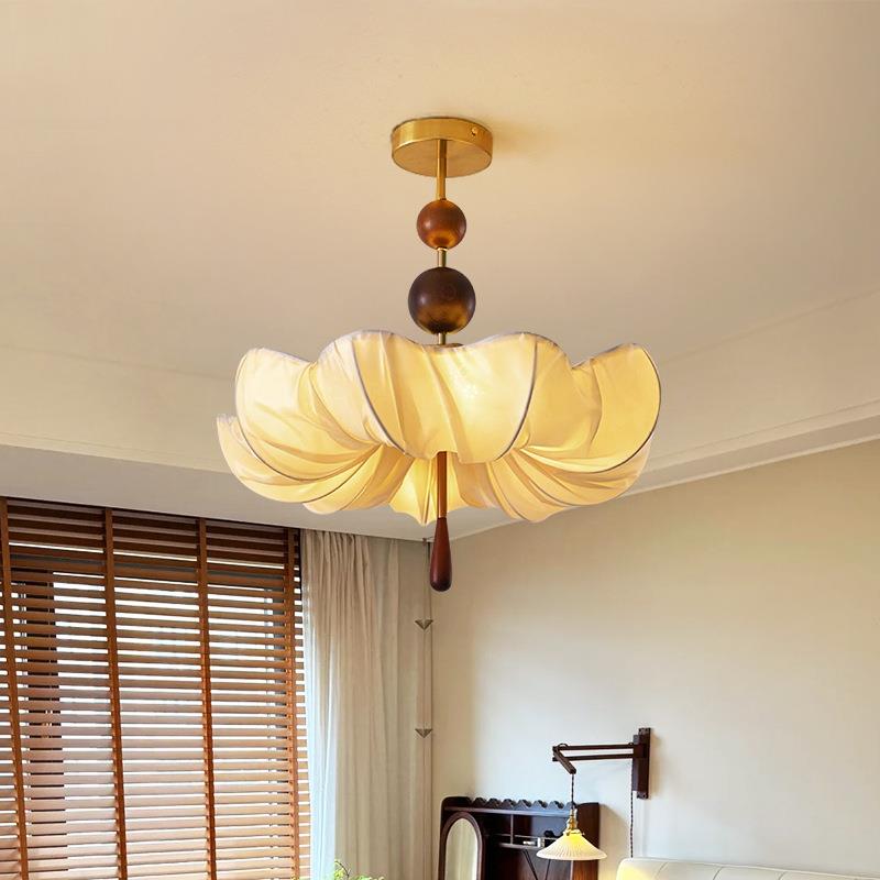 CASAGD法式中古风白蜡木布艺卧室吊灯花瓣复古奶油风护眼半吸顶灯