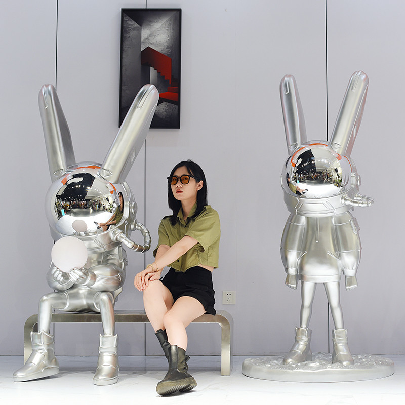 潮牌太空兔暴力熊kaws广场商场雕塑电镀卡通兔网咖酒吧KTV大摆件