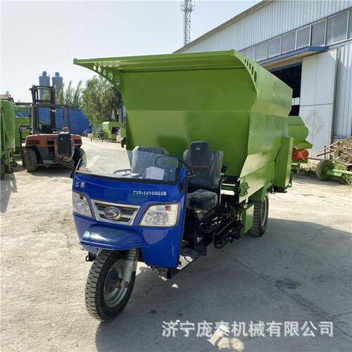 牛羊养殖电动撒草机 牧区驴舍干青饲料投料车 柴油双侧饲草撒料车