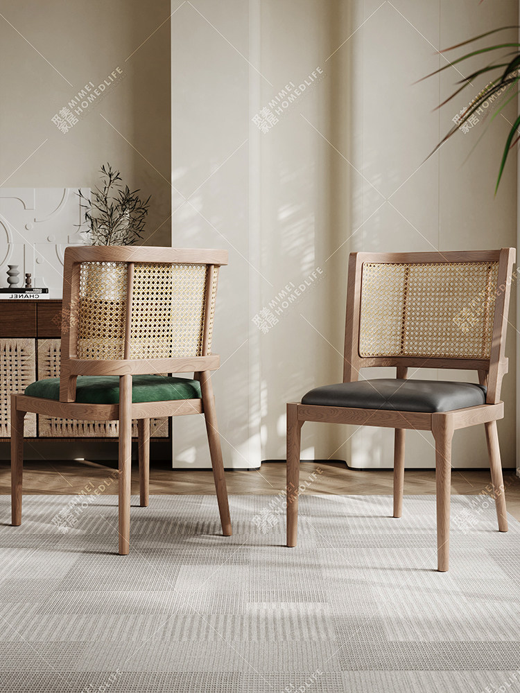 北欧中世纪风格实木餐椅的家庭简单现代藤制餐桌和椅子高端设计师