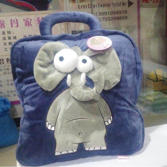 卡通抱枕被子两用珊瑚绒午睡毯办公室沙发汽车用靠垫午休长颈鹿毯