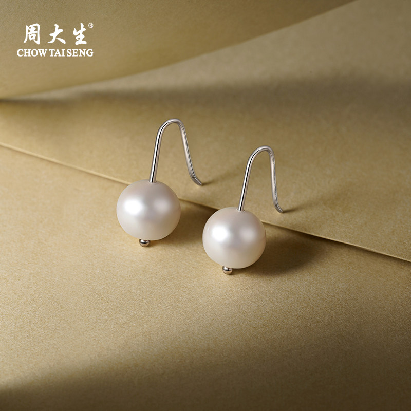 周大生淡水珍珠耳环女近圆珍珠强光925银耳针百搭女8.5-9.5mm