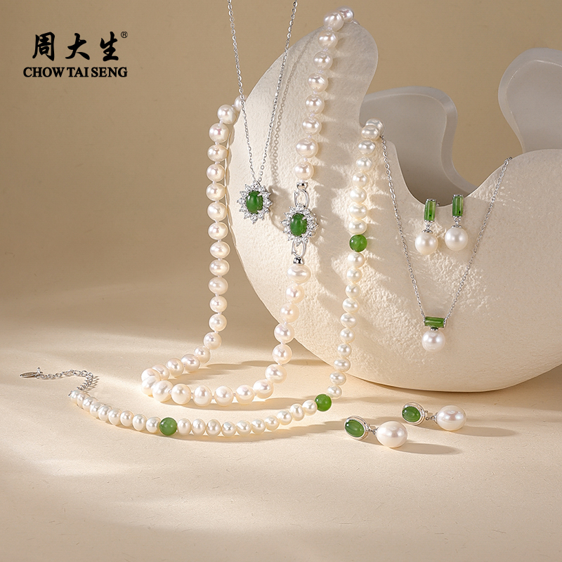 基础串珠项链搭配镶嵌碧玉扣头，扣头可拆卸