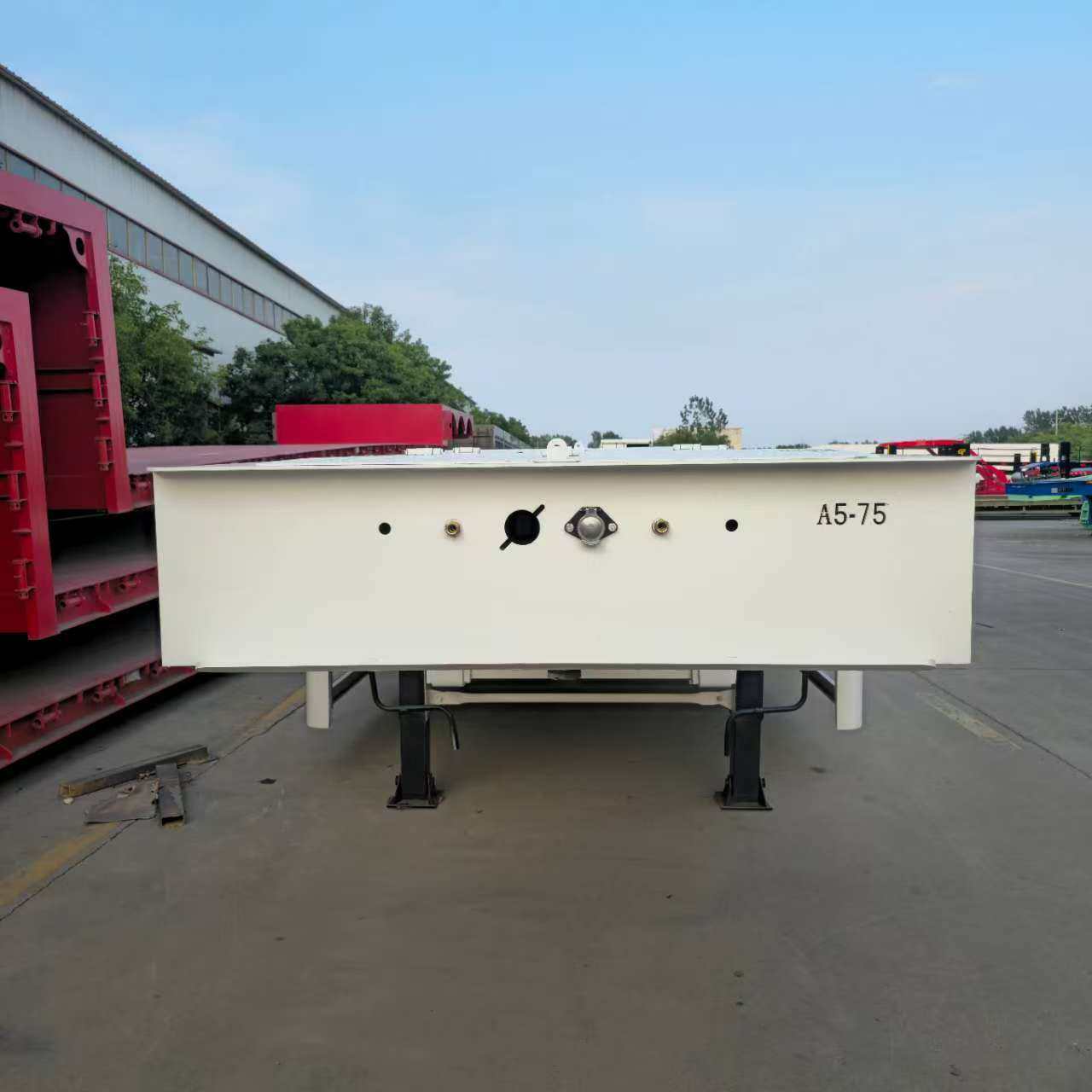 境外供应重型低平板半挂车液压爬梯摊铺机低平板运输车