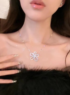 钛钢项链长款满钻五瓣花花朵坠链气质轻奢百搭花瓣毛衣链配饰