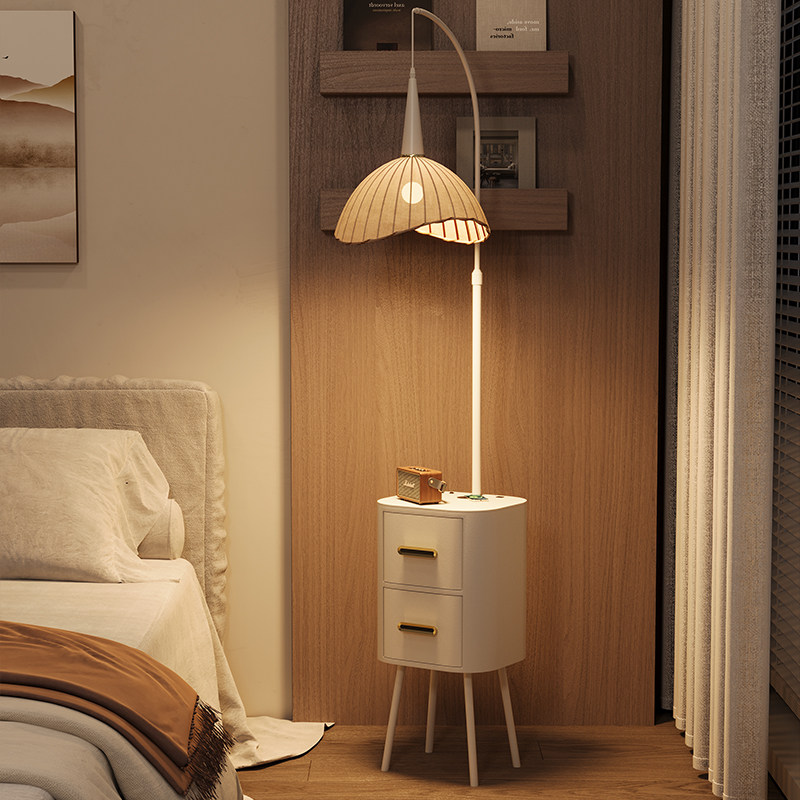 2025新款卧室床头柜轻奢高级感家用卧室落地灯置物架一体充电台灯