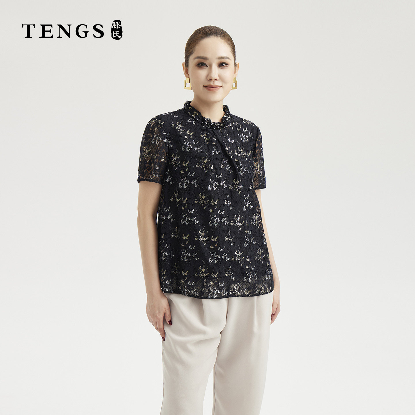 TENGS滕氏女装春夏新款优雅蕾丝勾花镂空钉珠立领短袖衬衫上衣 - 实物图