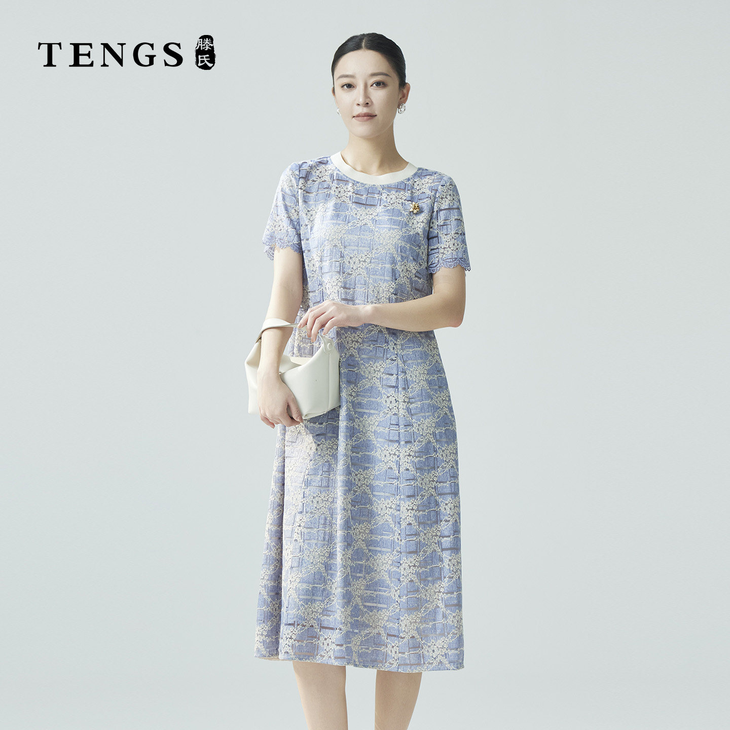 TENGS滕氏女装夏季新款天蓝蕾丝拼接针织圆领花边袖收腰连衣裙