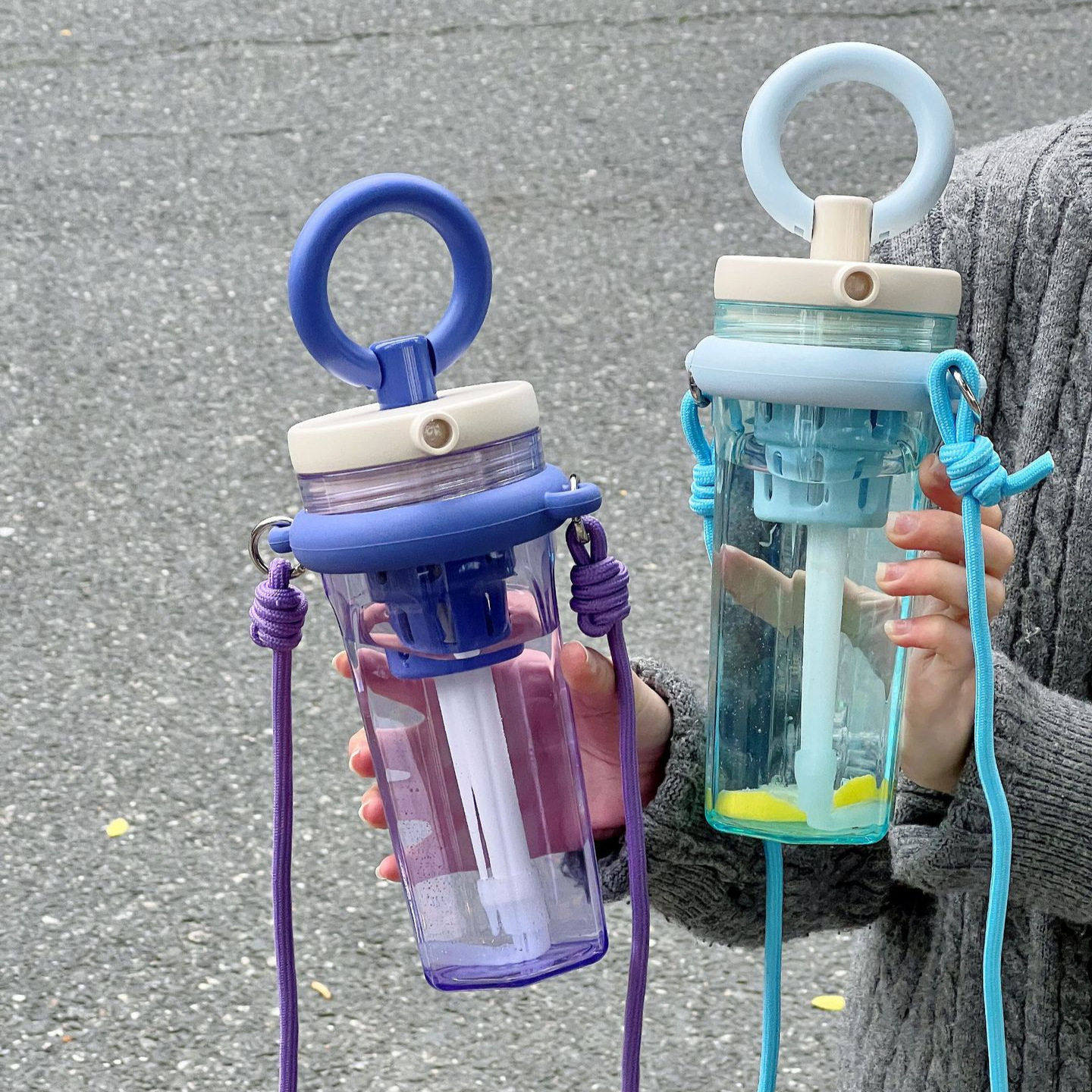 2025新款吸管水杯女生颜值塑料杯学生防摔便携夏季杯子带背带