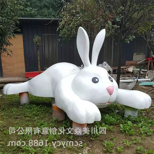 公司制作卡通动物摆件大白兔玻璃钢草坪趴着雕塑景观兔子雕塑图片