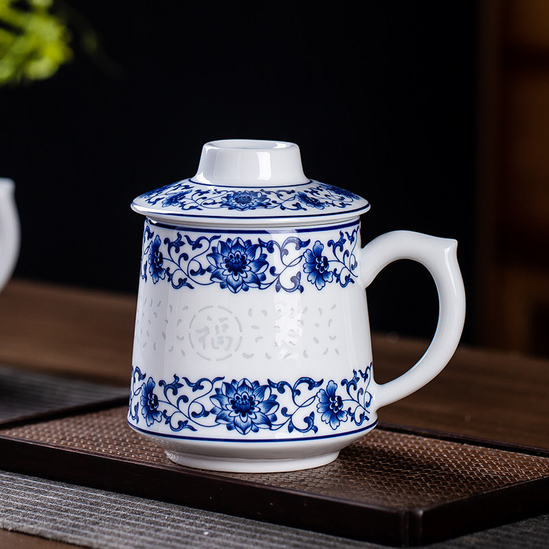 景德镇高白瓷青花玲珑釉下彩陶瓷水杯家用带盖茶漏茶杯马克杯办公