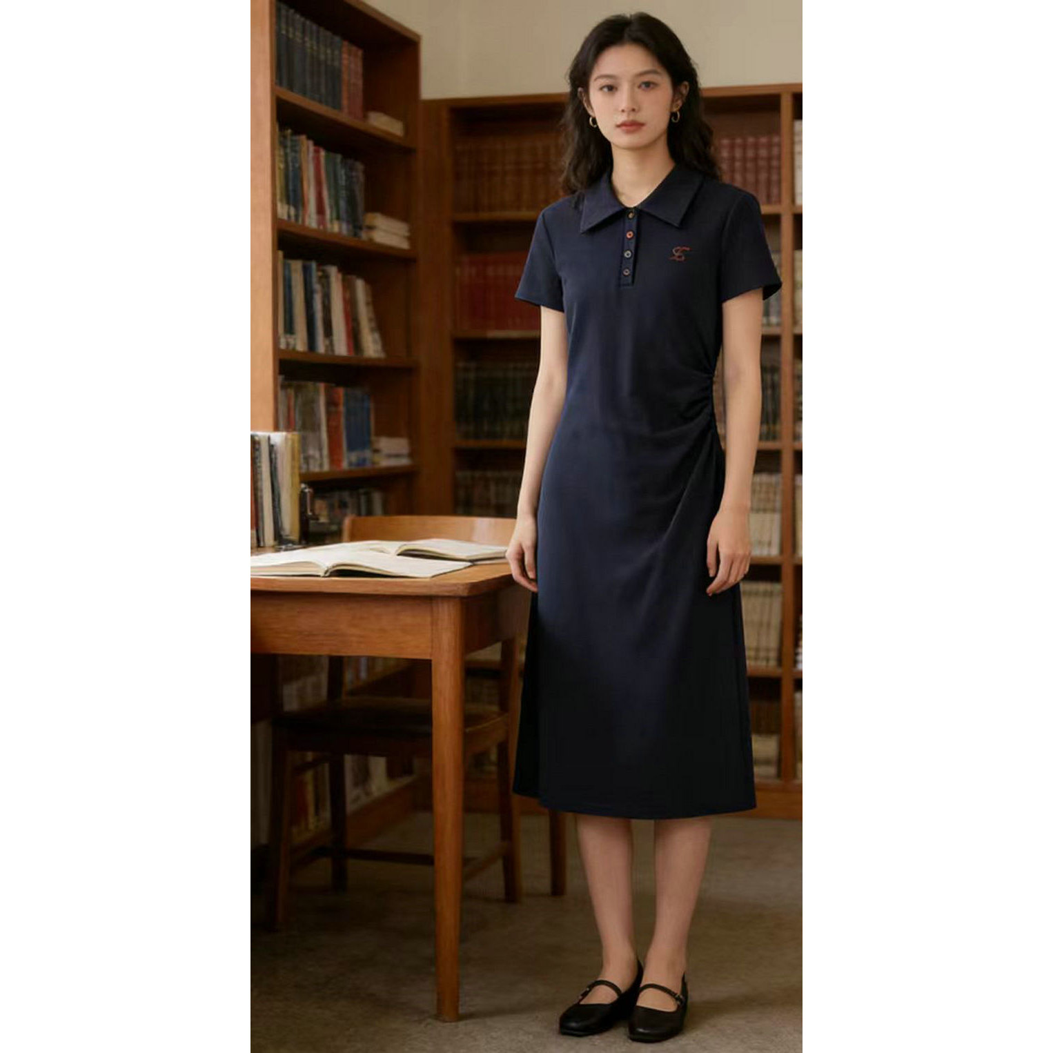 学院风POLO领刺绣收腰A字连衣裙