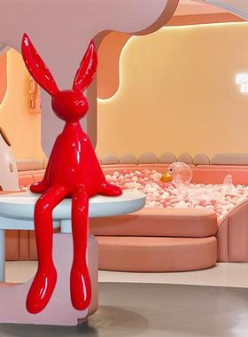 户外网红卡通大白兔玻璃钢摆件家居客厅样板间走廊兔子雕塑装饰品