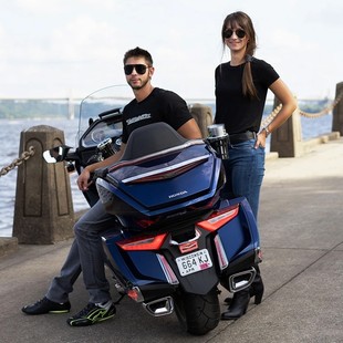 现货包邮金翼加装边箱内侧LED转向灯GLF1800后泥瓦两侧刹车 行车