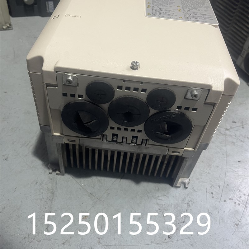 安川变频器A1000系列CIMR-AB4A0044FBA 22/18.5KW380V实物拍摄