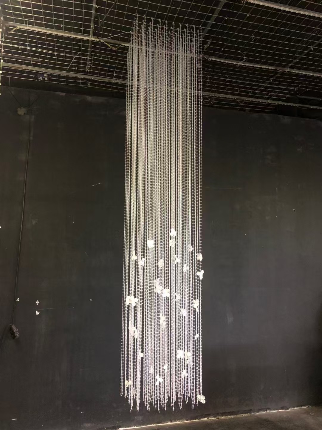 婚庆成品亚克力留恋吊顶花瓣水晶珠帘背景装饰韩式酒店婚礼堂道具