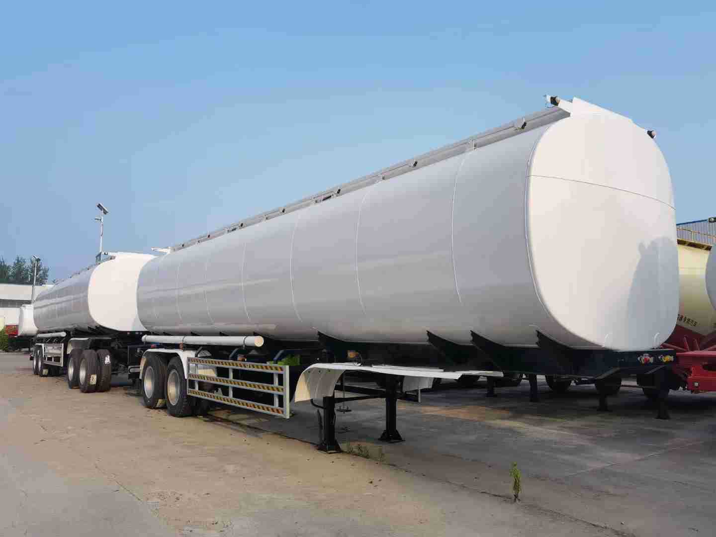 油罐车，半挂油罐车，二轮油罐，三桥油罐车
