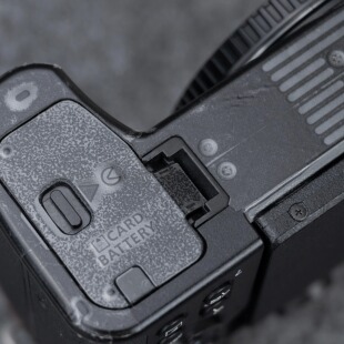 下拉详情页查看更多 会有小气泡 不建议黑色机子贴 透明膜实拍展示