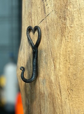 东际器物手工锻打铁艺爱p心挂钩心形金属壁挂钩黑色仿古壁饰AZG01