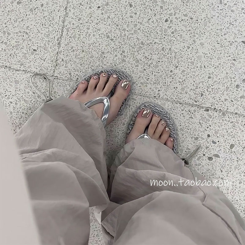 法式银色亮面防滑女沙滩人字拖