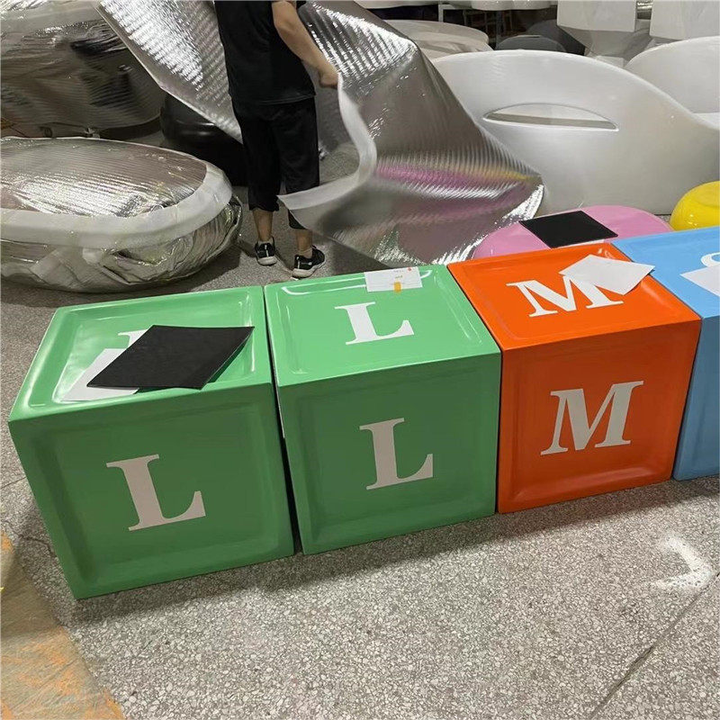 彩色玻璃钢个性字母凳商场电影院公共区休息凳子四方造型休闲座椅
